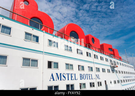 Amstel Botel Amsterdam hôtel flottant dans le port d'Amsterdam IJ avec chambres à l'hôtel loft logo caractères Banque D'Images