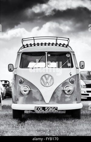 Partage de l'écran à un camping-car Volkswagen VW Show. L'Angleterre. Le noir et blanc Banque D'Images