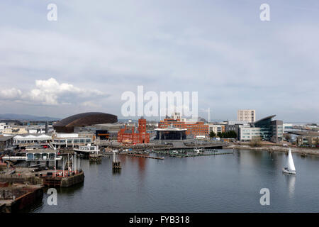 La baie de Cardiff avec le Pierhead Building Assemblée Générale/Senedd Bâtiment et Millennium Centre, Cardiff, Pays de Galles, Royaume-Uni. Banque D'Images