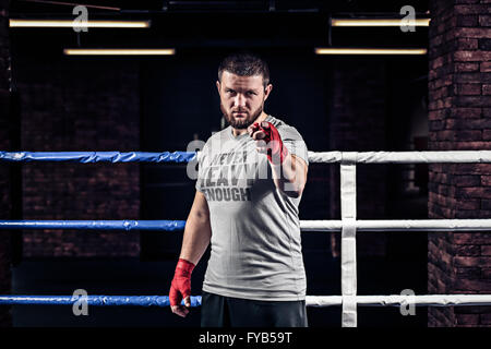 Vous lutte prochain homme en rouge les bandages de boxe Banque D'Images