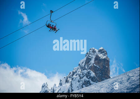 Un groupe de skieurs sur un télésiège en face de l'aiguille du fruit dans la station de ski de Courchevel, dans les Alpes françaises. Banque D'Images