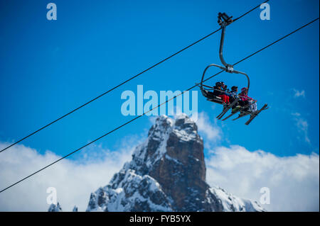 Un groupe de skieurs sur un télésiège en face de l'aiguille du fruit dans la station de ski de Courchevel, dans les Alpes françaises. Banque D'Images