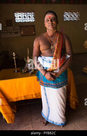 Sri Lanka, Nuwara Eliya, Pedro, plantation de thé sri Muthu Mariyamman Temple, prêtre hindou Banque D'Images