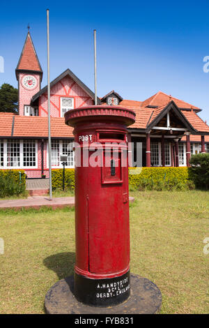 Sri Lanka, Nuwara Eliya, Queen Elizabeth Drive, bureau de poste britanniques ont fait fort pilier rouge Banque D'Images