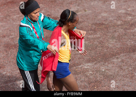 London,UK,24 avril 2016,Jemima Sumgong gagne chez les femmes de la Vierge les coureurs d'Élite Marathon de Londres 201 Crédit : Keith Larby/Alamy Live News Banque D'Images