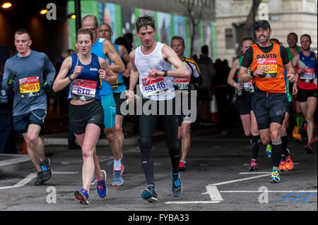 Londres, Royaume-Uni. 24 avril 2016. Les coureurs du club participant à la Vierge Argent Marathon de Londres, sortir après être passé sous un pont près de mile 23. Crédit : Stephen Chung / Alamy Live News Banque D'Images