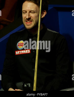 Sheffield, Royaume-Uni. Apr 24, 2016. 24.04.2016 : 2016 Championnats du monde de snooker Betfred. Judd Trump en action contre Ding Junhui au 2ème tour au World Snooker, au théâtre Crucible, Sheffield, Angleterre. © Michael Cullen/ZUMA/Alamy Fil Live News Banque D'Images