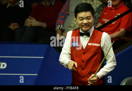 Sheffield, Royaume-Uni. Apr 24, 2016. 24.04.2016 : 2016 Championnats du monde de snooker Betfred. Ding Junhui en action contre Judd Trump au 2ème tour au World Snooker, au théâtre Crucible, Sheffield, Angleterre. © Michael Cullen/ZUMA/Alamy Fil Live News Banque D'Images