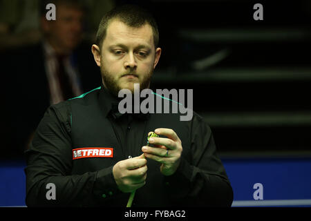 Sheffield, Royaume-Uni. Apr 24, 2016. 24.04.2016 : 2016 Championnats du monde de snooker Betfred. Mark Allen en action contre Kyren Wilson au 2ème tour au World Snooker, au théâtre Crucible, Sheffield, Angleterre. © Michael Cullen/ZUMA/Alamy Fil Live News Banque D'Images