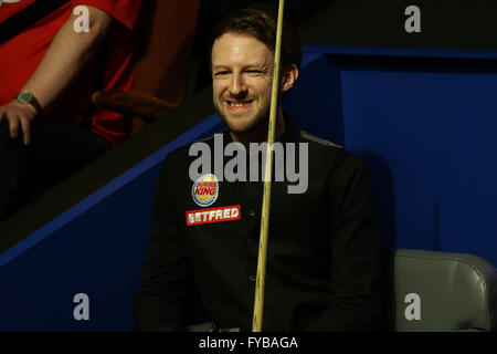 Sheffield, Royaume-Uni. Apr 24, 2016. 24.04.2016 : 2016 Championnats du monde de snooker Betfred. Judd Trump en action contre Ding Junhui au 2ème tour au World Snooker, au théâtre Crucible, Sheffield, Angleterre. © Michael Cullen/ZUMA/Alamy Fil Live News Banque D'Images