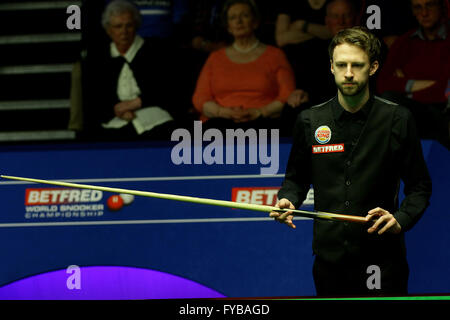 Sheffield, Royaume-Uni. Apr 24, 2016. 24.04.2016 : 2016 Championnats du monde de snooker Betfred. Judd Trump en action contre Ding Junhui au 2ème tour au World Snooker, au théâtre Crucible, Sheffield, Angleterre. © Michael Cullen/ZUMA/Alamy Fil Live News Banque D'Images