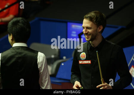 Sheffield, Royaume-Uni. Apr 24, 2016. 24.04.2016 : 2016 Championnats du monde de snooker Betfred. Judd Trump en action contre Ding Junhui au 2ème tour au World Snooker, au théâtre Crucible, Sheffield, Angleterre. © Michael Cullen/ZUMA/Alamy Fil Live News Banque D'Images