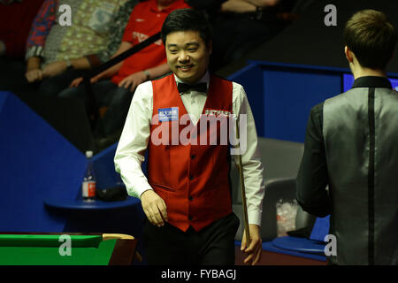 Sheffield, Royaume-Uni. Apr 24, 2016. 24.04.2016 : 2016 Championnats du monde de snooker Betfred. Ding Junhui en action contre Judd Trump au 2ème tour au World Snooker, au théâtre Crucible, Sheffield, Angleterre. © Michael Cullen/ZUMA/Alamy Fil Live News Banque D'Images