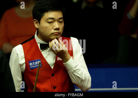 Sheffield, Royaume-Uni. Apr 24, 2016. 24.04.2016 : 2016 Championnats du monde de snooker Betfred. Ding Junhui en action contre Judd Trump au 2ème tour au World Snooker, au théâtre Crucible, Sheffield, Angleterre. © Michael Cullen/ZUMA/Alamy Fil Live News Banque D'Images