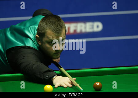 Sheffield, Royaume-Uni. Apr 24, 2016. 24.04.2016 : 2016 Championnats du monde de snooker Betfred. Mark Allen en action contre Kyren Wilson au 2ème tour au World Snooker, au théâtre Crucible, Sheffield, Angleterre. © Michael Cullen/ZUMA/Alamy Fil Live News Banque D'Images