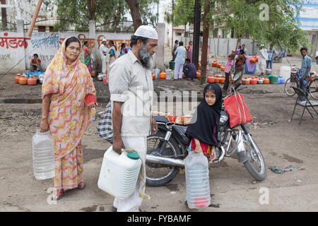 Latur, Maharashtra. 20 avr, 2016. 20 avril 2016 - Latur - INDE.Impossible de récupérer l'eau en raison de longues files d'Sayed Jafur, laisse un réservoir d'eau dans la région de Latur sur sa moto, accompagné de sa femme Khatumbi, et ses 9 ans, petite-fille, Asha.Latur fait partie de la région de Marathwada essentiellement agricole, où 273 agriculteurs se sont suicidés entre janvier et mars de cette année.La région est parmi les plus touchés par la sécheresse et certaines familles de Latur ont quitté pour des villes comme Mumbai, la capitale de l'état près de 500 kilomètres. Dans la région de Latur ville, il y a d'énormes files d'attente à Banque D'Images