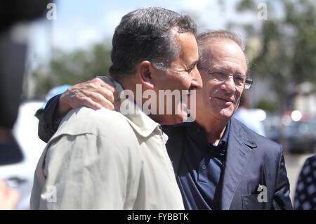 San Diego, CA, USA. Apr 23, 2016. Le SAN DIEGO San Diego Chargers entamaient leur Initiative des citoyens la collecte de signatures dans un parking au sud de Petco Park samedi matin où les fans ont écouté propriétaire majoritaire des chargeurs Dean Spanos, commissaire de la NFL Roger Goodell, LaDanian Tomlinson, Philip Rivers, et d'autres personnes qui soutiennent un nouveau stade .|San Diego Chargers propriétaire Dean Spanos, droite, salue l'ancien conseiller municipal de San Diego et le membre du Congrès américain actuel Rempl. Juan Vargas à l'Initiative des citoyens chargeurs manifestation tenue dans un parking derrière Petco Park samedi matin.|John Gastaldo/San Diego Banque D'Images