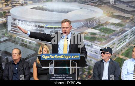 San Diego, CA, USA. Apr 23, 2016. Le SAN DIEGO San Diego Chargers entamaient leur Initiative des citoyens la collecte de signatures dans un parking au sud de Petco Park samedi matin où les fans ont écouté propriétaire majoritaire des chargeurs Dean Spanos, commissaire de la NFL Roger Goodell, LaDanian Tomlinson, Philip Rivers, et d'autres personnes qui soutiennent un nouveau stade .|rép., membre du congrès américain Scott Peters a parlé au rassemblement avec d'autres politiciens.|John Gastaldo/San Diego Union-Tribune © John Gastaldo/San Diego Union-Tribune/ZUMA/Alamy Fil Live News Banque D'Images