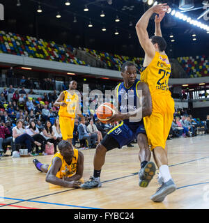 UK. 24 avril, 2016. Toluwase requins dvd Sam (31) essaie de pousser des Lions passé Kai Williams (23) tandis que Olumide Oyedeji (00) est sur le terrain dans le BBL play-off 1/4 de finale deuxième jambe. Les Lions Londres gagner le match 78-75, mais perdre l'ensemble de la cravate avec Sheffield allant jusqu'à l'équipe Crédit : Imageplotter News et Sports/Alamy Live News Banque D'Images