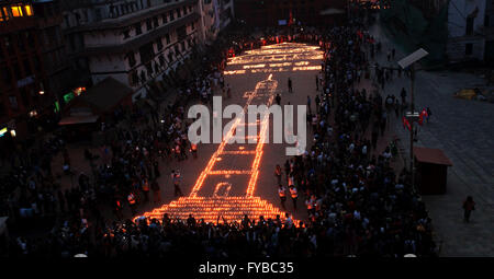 Katmandou, Népal. Apr 24, 2016. Népalais participer à une veillée aux chandelles organisée en mémoire des victimes d'âmes pendant le tremblement de terre l'année dernière à Hanuman Dhoka Durbar Square. Credit : Archana Shrestha/Pacific Press/Alamy Live News Banque D'Images