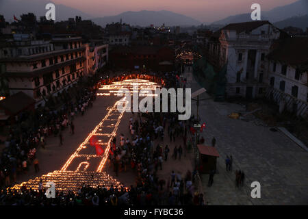 Katmandou, Népal. Apr 24, 2016. Népalais participer à une veillée aux chandelles organisée en mémoire des victimes d'âmes pendant le tremblement de terre l'année dernière à Hanuman Dhoka Durbar Square. Credit : Archana Shrestha/Pacific Press/Alamy Live News Banque D'Images