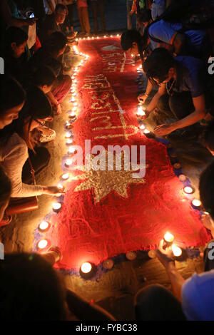 Katmandou, Népal. Apr 24, 2016. Népalais participer à une veillée aux chandelles organisée en mémoire des victimes d'âmes pendant le tremblement de terre l'année dernière à Hanuman Dhoka Durbar Square. Credit : Archana Shrestha/Pacific Press/Alamy Live News Banque D'Images