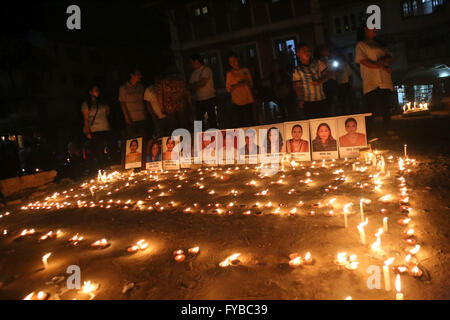 Katmandou, Népal. Apr 24, 2016. Népalais participer à une veillée aux chandelles organisée en mémoire des victimes d'âmes pendant le tremblement de terre l'année dernière à Hanuman Dhoka Durbar Square. Credit : Archana Shrestha/Pacific Press/Alamy Live News Banque D'Images