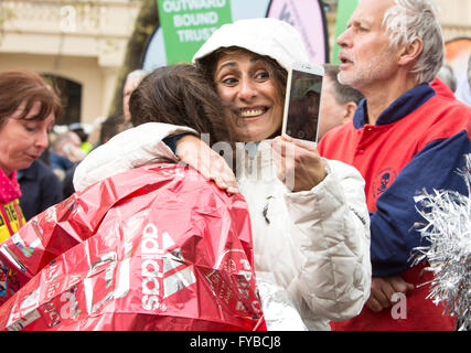 Londres, Royaume-Uni. 24 avril, 2016. La deuxième partie de la Vierge Argent Marathon de Londres, c'est quand les gens courir pour aider un organisme de bienfaisance. Ils ne sont pas dans la catégorie élite sportif, mais qu'ils ont formés et la course est un grand jour pour eux. Supporters venus les encourager et l'événement a un plus d'ambiance de fête. Une bonne image est une mère qui devait prendre la photo de ses retrouvailles avec sa fille épuisé après la course était terminée. Crédit : Jane Campbell/Alamy Live News Banque D'Images