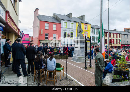 Skibbereen, Irlande. 24 avril, 2016. La foule d'environ 200 écouter intensément à Mercy Heights School élève, James O'Sullivan puissante version de l'oraison funèbre qui a été lu plus de O'Donovan Rossa par Padraig Pearse tombe à O'Donovan Rossa's Funeral en 1915. La lecture a été partie de la proclamation de l'école Jours de l'événement pour commémorer 100 ans depuis le début de la rébellion à Dublin. Credit : Andy Gibson/Alamy Live News Banque D'Images