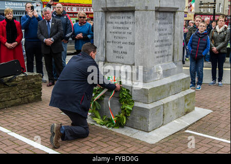 Skibbereen, Irlande. 24 avril, 2016. La Miséricorde Heights School Principal Adjoint dépose une gerbe à la femme de chambre d'Erin statue au cours de la proclamation de la miséricorde Heights School Day event pour commémorer 100 ans depuis le début de la rébellion à Dublin. Credit : Andy Gibson/Alamy Live News Banque D'Images