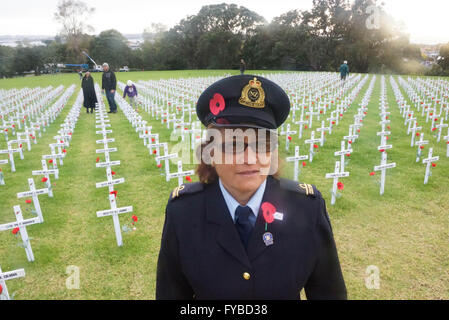 Auckland, Nouvelle-Zélande. Apr 25, 2016. Un soldat qui se dresse sur la croix blanche lors de l'ANZAC day dawn service à Auckland War Memorial Museum. © Shirley Kwok/Pacific Press/Alamy Live News Banque D'Images