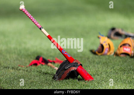 Milwaukee, WI, USA. Apr 23, 2016. Un fungo bat est assis sur l'herbe avant le match de la Ligue Majeure de Baseball entre les Milwaukee Brewers et les Phillies de Philadelphie au Miller Park de Milwaukee, WI. John Fisher/CSM/Alamy Live News Banque D'Images