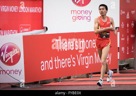 Londres, Royaume-Uni. Apr 24, 2016. Li Chaoyan de Chine franchit la ligne d'arrivée pour gagner la T45/56 de l'Athlétisme de l'IPC de la Coupe du monde de marathon en association avec le Marathon de Londres 2016 à Londres, Angleterre le 24 avril 2016. © Richard Washbrooke/Xinhua/Alamy Live News Banque D'Images