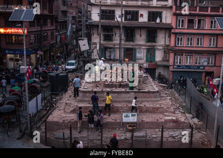 Durbar Square Kathmandou, Népal. 24 avril 2016. Les foules se rassemblent à la veille de l'anniversaire eathquke. Credit : Alice Givert/Alamy Live News Banque D'Images