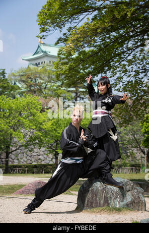 NAGOYA, JAPON - 23 avril : Le premier ninja professionnel américain au Japon accueille la presse le samedi 23 avril 2016, dans le parc du Château de Nagoya, Aichi Prefecture, Japan. Chris O'Neill est un Américain de 29 ans artiste martial qui a été choisi pour devenir le premier non-Japonais professionnel ninja au Japon par la préfecture d'Aichi. O'Neill travaillera avec 6 collègues japonais effectuant compétences de ninja et promouvoir la région aux touristes. ( Photo de Richard Atrero de Guzman/AFLO) Banque D'Images