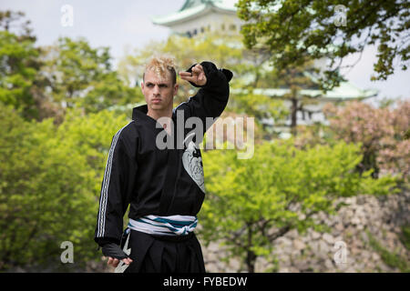 NAGOYA, JAPON - 23 avril : Le premier ninja professionnel américain au Japon accueille la presse le samedi 23 avril 2016, dans le parc du Château de Nagoya, Aichi Prefecture, Japan. Chris O'Neill est un Américain de 29 ans artiste martial qui a été choisi pour devenir le premier non-Japonais professionnel ninja au Japon par la préfecture d'Aichi. O'Neill travaillera avec 6 collègues japonais effectuant compétences de ninja et promouvoir la région aux touristes. ( Photo de Richard Atrero de Guzman/AFLO) Banque D'Images