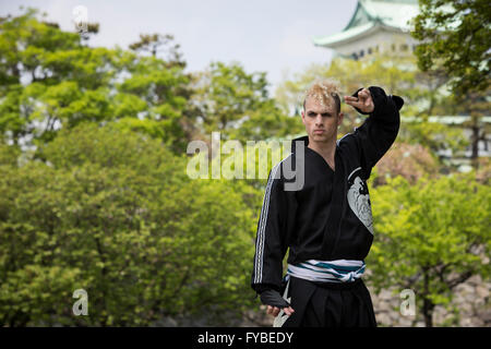 NAGOYA, JAPON - 23 avril : Le premier ninja professionnel américain au Japon accueille la presse le samedi 23 avril 2016, dans le parc du Château de Nagoya, Aichi Prefecture, Japan. Chris O'Neill est un Américain de 29 ans artiste martial qui a été choisi pour devenir le premier non-Japonais professionnel ninja au Japon par la préfecture d'Aichi. O'Neill travaillera avec 6 collègues japonais effectuant compétences de ninja et promouvoir la région aux touristes. ( Photo de Richard Atrero de Guzman/AFLO) Banque D'Images