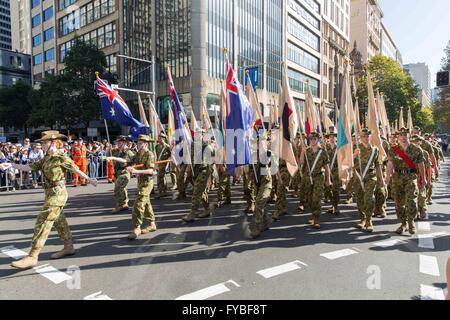 Sydney. Apr 25, 2016. Photo prise le 25 avril 2016 montre une équipe durant la parade de la Journée de l'Anzac Parade à Sydney, Australie. L'Anzac Day est une journée nationale de commémoration en l'Australie et de la Nouvelle-Zélande à l'origine pour rendre hommage aux membres de l'Australian and New Zealand Army Corps (ANZAC) qui se sont battus à Gallipoli pendant la Première Guerre mondiale, mais maintenant plus de commémorer tous ceux qui sont morts dans des opérations militaires pour leur pays. Credit : Zhu Jingyun Business/Xinhua/Alamy Live News Banque D'Images