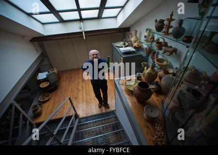 (160425) -- MILAN, 25 avril 2016 (Xinhua) -- Mariani présente sa première pièce pour un design wine company à sa maison et studio à Milan, Italie, le 13 avril 2016. L'artiste italien Umberto Mariani vit et travaille à un loft dans une ancienne usine à Milan. Mariani, qui aura 80 à la fin de cette année, est surtout connu pour ses plis multidimensionnelle de tissu taillées dans des feuilles de plomb. Au cours des années 1960, Mariani ramassa ses premiers projets faisant œuvre narrative monumentale pour la Basilique Saint-Pierre au Vatican, ainsi que des mosaïques et des fresques, mais le classique des statues grecques qu'il a grandi en obse Banque D'Images