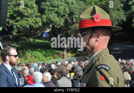 Wellington, Nouvelle-Zélande. Apr 25, 2016. Un soldat néo-zélandais assiste à l'Australian and New Zealand Army Corps (ANZAC) jour de commémoration nationale à Wellington, capitale de la Nouvelle-Zélande, le 25 avril 2016. Gouvernement de la Nouvelle-Zélande a tenu un service de commémoration nationale en Pukeahu Wellington National War Memorial Park sur l'ANZAC day à l'occasion de la sanglante bataille livrée à la plage de Gallipoli par des soldats australiens et néo-zélandais pendant la Première Guerre mondiale. © Su Liang/Xinhua/Alamy Live News Banque D'Images