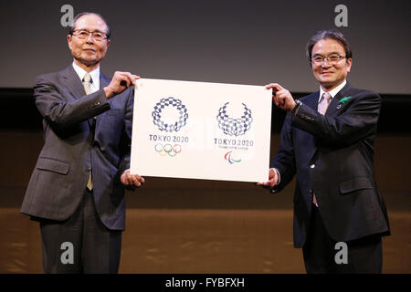 Tokyo, Japon. 25 avril, 2016. (L-R) Sadaharu Oh, Ryohei MIyata 25 Avril 2016 : logo olympique est perçu avant le dévoilement du Tokyo 2020 Jeux olympiques et paralympiques d'emblèmes officiels à Tokyo, Japon. Le Comité d'organisation de Tokyo des Jeux Olympiques et Paralympiques a dévoilé les emblèmes. Credit : Yusuke Nakanishi/AFLO SPORT/Alamy Live News Banque D'Images