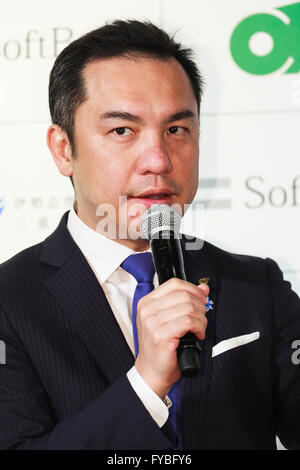 Tokyo, Japon. 25 avril, 2016. Suzuki Eikei Gouverneur de la préfecture de Mie parle de son nouveau personnel, SoftBank robot humanoïde du poivre sur le 25 avril 2016, Tokyo, Japon. Une version spéciale de poivre poivre surnommé Omotenashi fonctionnera comme un chef temporaire du PR pendant le G7 Japon 2016 Sommet d'Ise-Shima et a été programmé pour interagir avec les médias japonais et étrangers offrant de l'information sur la préfecture lors de la prochaine réunion du Groupe des sept. Credit : AFLO Co.,Ltd/Alamy Live News Banque D'Images