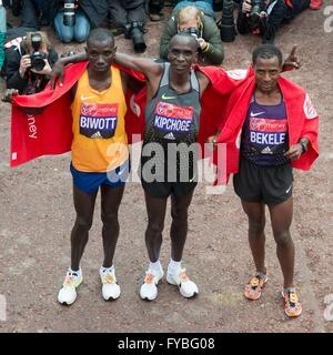 De gauche à droite, Stanley Biwott (Kenya) Eliud Kipchoge (Kenya) et Kenenisa Bekele (Ethiopie) à la ligne d'arrivée du Marathon de Londres Londres 2016 Virgin Money. Londres 24/04/2016 Banque D'Images