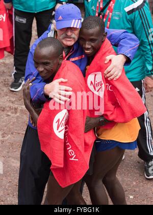 De gauche à droite, le Gagnant Eliud Kipchoge (Kenya) et Stanley Biwott (Kenya) sur la ligne d'arrivée du Marathon de Londres Londres 2016 Virgin Money. Londres 24/04/2016 Banque D'Images