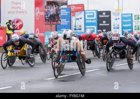 Marathon de Londres 2016 coureurs en fauteuil roulant d'élite. Londres 24/04/2016 Banque D'Images