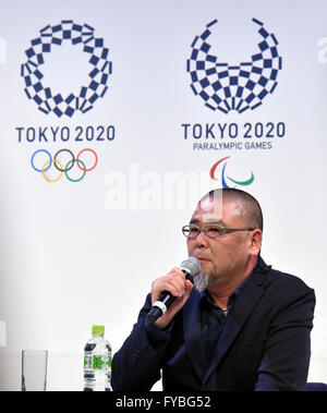 Tokyo, Japon - Designer Asao Tokolo prend la parole lors d'une conférence de presse après ses créations - stark indigo et blanc les motifs à carreaux. 25 avr, 2016. ont été nommés les logos officiels pour le 2020 Jeux Olympiques et Paralympiques de Tokyo à Tokyo le Lundi, Avril 25, 2016. Credit : Natsuki Sakai/AFLO/Alamy Live News Banque D'Images