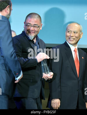 Tokyo, Japon. Apr 25, 2016. Designer Asao Tokolo, centre, le concepteur du logos pour les 2020 Jeux Olympiques et Paralympiques de Tokyo, reçoit des félicitations d'un fonctionnaire non identifié à Tokyo le Lundi, Avril 25, 2016. Tokolos stark indigo et blanc les motifs à carreaux ont maintenant officiellement devenus emblématiques de l'Jeux de Tokyo 2020. Credit : Natsuki Sakai/AFLO/Alamy Live News Banque D'Images