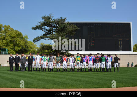Kyoto, Japon. Apr 23, 2016. Vue générale des jockeys de courses de chevaux : observer un moment de silence pour les victimes du tremblement de Kumamoto au paddock avant les courses à l'Hippodrome de Kyoto à Kyoto, au Japon . © Eiichi Yamane/AFLO/Alamy Live News Banque D'Images