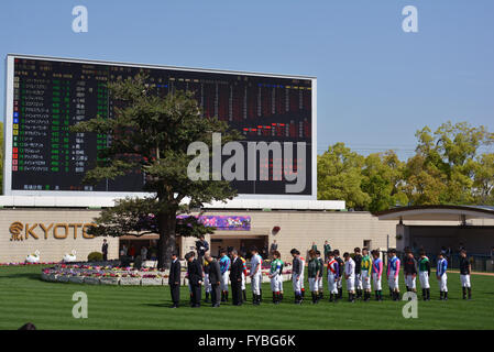 Kyoto, Japon. Apr 23, 2016. Vue générale des jockeys de courses de chevaux : observer un moment de silence pour les victimes du tremblement de Kumamoto au paddock avant les courses à l'Hippodrome de Kyoto à Kyoto, au Japon . © Eiichi Yamane/AFLO/Alamy Live News Banque D'Images