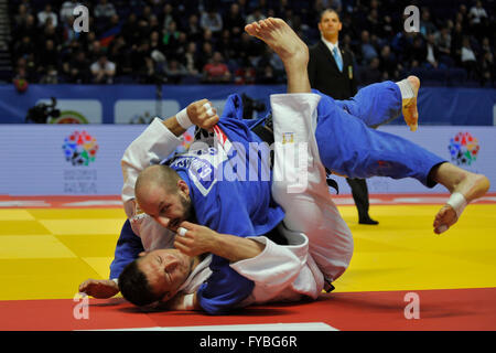 Kazan, Fédération de Russie. Apr 23, 2016. Le judoka Tchèque Lukas Krpalek, en blanc, perdu le combat avec Grigori Minaskin de l'Estonie au cours de l'Union européenne de judo Championships à Kazan, Russie, le 23 avril 2016. © David Svab/CTK Photo/Alamy Live News Banque D'Images